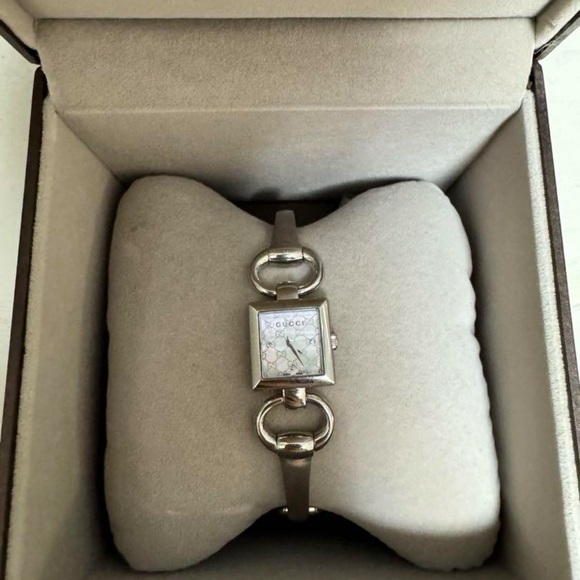 Vintage Gucci Watch Silver Mother of Pearl GG designer luxury watch - Picture 8 of 8